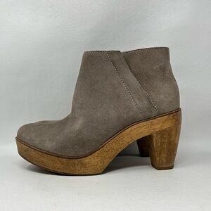 KDB Kelsi Dagger Brooklyn sz 6 M Tan Suede ankle booties wood sole heel